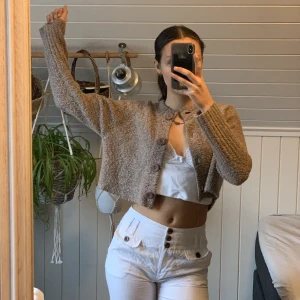 Cardigan  - Brun cardigan, något kroppad. Från märket Ane Mone 