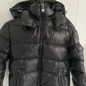 Moncler damjacka  - Säljer min moncler jacka i modell Maya storlek 0 då jag inte längre har användning av den. Använts endast en vinter och är i jättebra skick. Pris kan diskuteras🥰