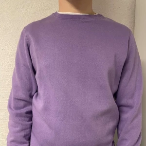 Pull&Bear sweatshirt - Lila sweatshirt från Pull&Bear med vit innertröja, bra skick! Storlek S (men sitter som M). Pris 59kr. Skriv privat vid intresse!⭐️
