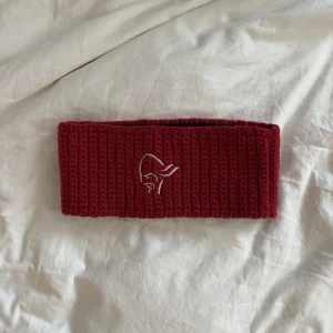 Röd norrøna pannband - Säljer detta röda Norrøna pannbandet. Om du har övriga frågor eller vill ha fler bilder hmu! Kolla gärna in min profil för fler plagg! <3