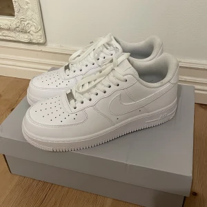 nike airforce strl 41 - Nya oanvända nike skor i strl 41. Endast testade men satt inge bra! Skriv privat för fler bilder och info🙂