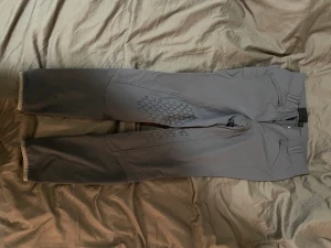 Ridbyxor  - Jag säljer ett års ridbyxor i färgen grå. Jag säljer dom för 150kr och jag köpte dom för 200kr. Dom är aldrig använda. 