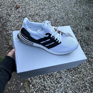 Helt nya adidas skor Strl 41 1/3 Nypris på andra ställen 1800 Mitt pris 1000 Vid frågor så är det bara att kontakta mig