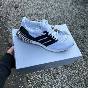 Adidas Ultraboost 5.0 DNA - Helt nya adidas skor Strl 41 1/3 Nypris på andra ställen 1800 Mitt pris 1000 Vid frågor så är det bara att kontakta mig