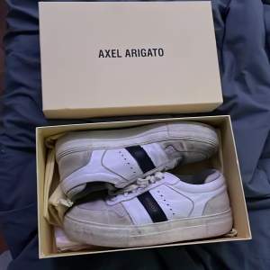 Arigatos skor storlek 38 dam men alla kan använda dem. Använda i ungefär en sommar. Köpta för 2000kr .pris kan diskuteras 