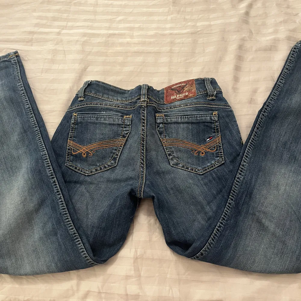 Säljer dessa jättefina lågmidjade jeans från Tommy Hilfiger i modellen Victoria, de har en slim bootcut o är i fint skick! Har tyvärr inga bilder på då de inte passar mig längre, men midjemåttet är ca 38cm om de hjälper! Köpare står för frakt 💘💘💘. Jeans & Byxor.