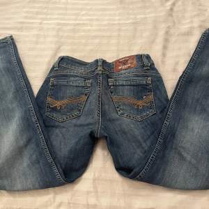 Säljer dessa jättefina lågmidjade jeans från Tommy Hilfiger i modellen Victoria, de har en slim bootcut o är i fint skick! Har tyvärr inga bilder på då de inte passar mig längre, men midjemåttet är ca 38cm om de hjälper! Köpare står för frakt 💘💘💘