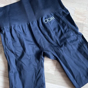 Träningstights från Drop Of Mindfulness - Barely used in size M Ord pris: 299KR