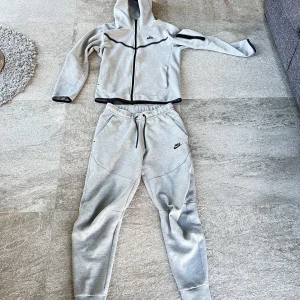 Tech fleece  - Säljer nu min sons Nike tech fleece för han har vuxit ur den den e i fint skick förutom skadan på bild 2.  storlek s på båda delarna 1300kr för allt