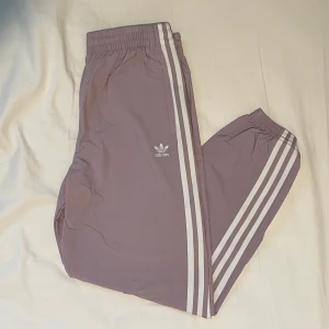 Adidas byxor - Adidas trackpants i en snygg ljuslila färg (sista bilden visar färgen bäst) 