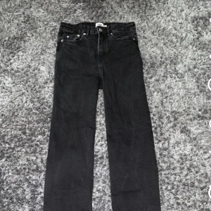 Svarta jeans  - Ett par skitsnygga straight/baggy jeans i urtvättad svart färg som är helt slutsålda! Säljer pga jeansen inte har kommit till användning Köpte dessa jeans för 400kr💕💕💕❤️❤️