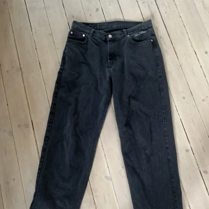 Jeans - Säljer mina svarta jeans som är köpta på junkyard för ca 1 år sedan 