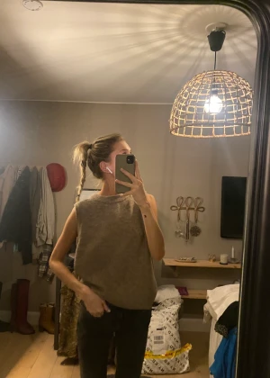 Väst  - Så skön bomulls ”väst” från mango som aldrig är använd. Storlek L men mer som en S på 