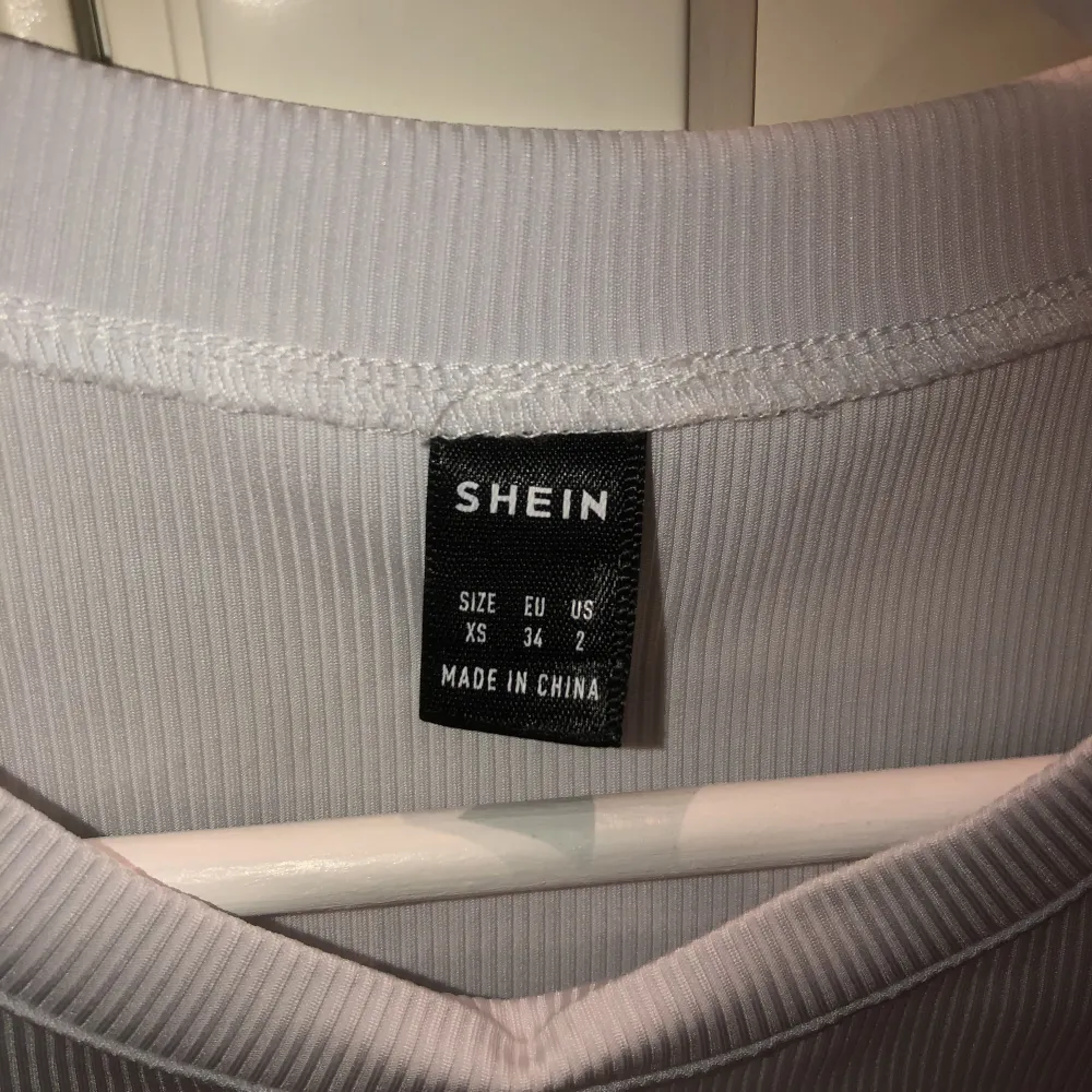vit stretchig t-shirt i storlek xs, köpt på shein, använd endast två gånger, kan göras mer croppad ifall man knyter på sidan💕. T-shirts.