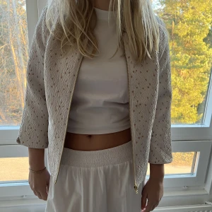 Trekvartsärmad jacka/kofta - Jättefin trekvartsärmade jacka/kofta från noa noa, som är perfekt till våren💞Är i storlek 36 och passar mig som har xs/s💞💞