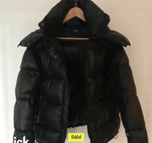 Trendig bikbok jacka - KÖP INTE DIREKT! Trendig bikbok jacka som jag köpte från Plick för ett tag sedan. Den har inga skador alls, kan säljas eller byta mot en i storlek xs.