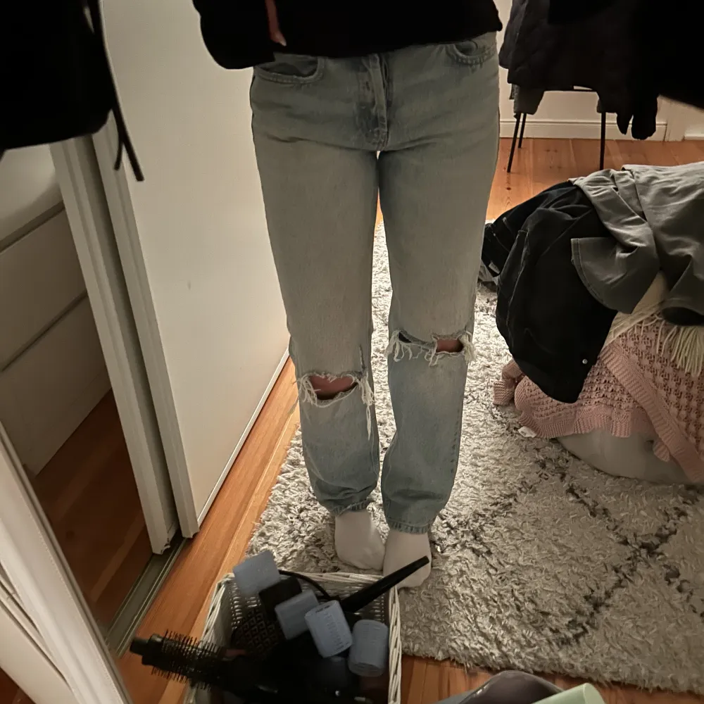 Zara jeans med hål storlek 36!. Jeans & Byxor.