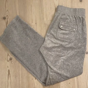 Juicy byxor grå - Säljer mina nya gråa juicy i xs eftersom jag inte gillade hur dom satt på mig 🥲 skit fina byxor men lite för små. Pris går att diskuteras 