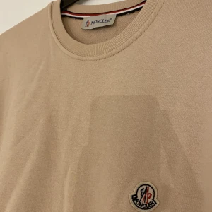 Sweatshirt Monclear - Sweatshirt från Moncler. Använd ett fåtal gånger 