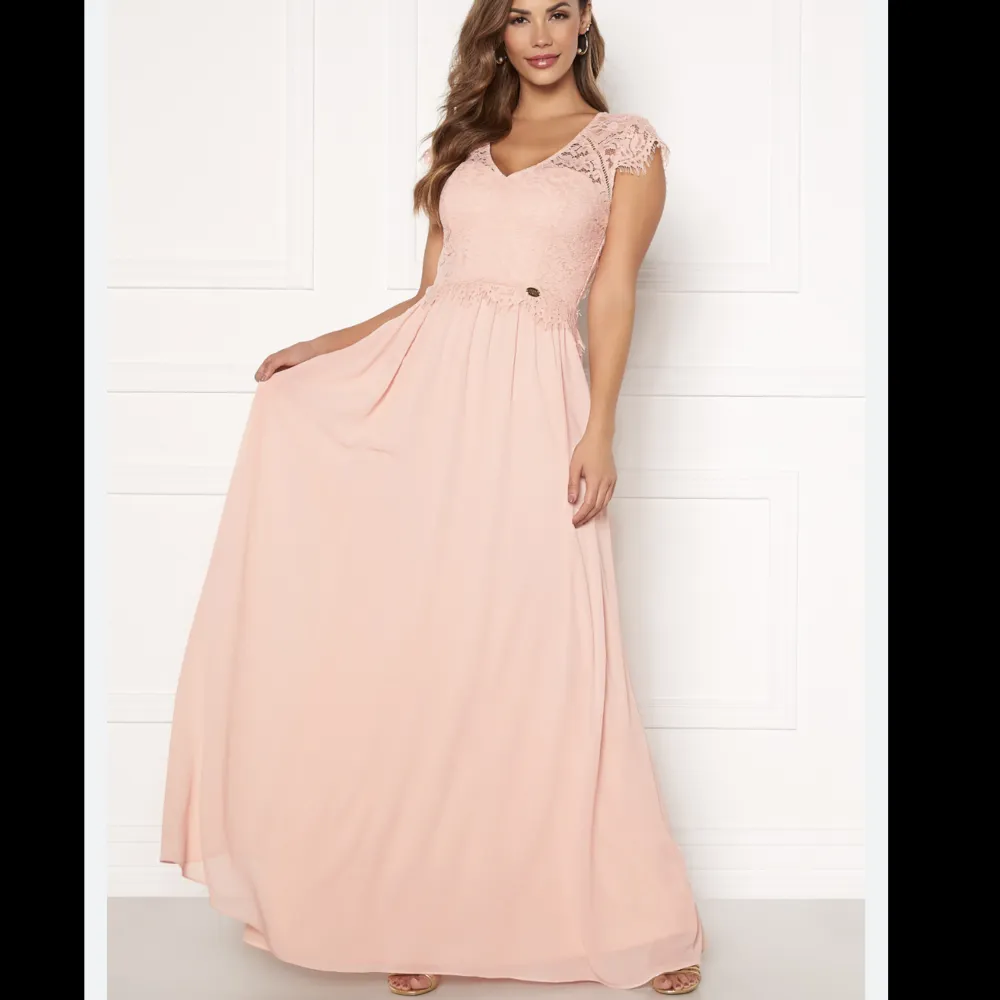 Rosa balklänning, aldrig använd. Är 170 och för mig passar längden med ett par klackar till. Skriv privat för mer frågor och bilder, köparen står för frakten❤️. Klänningar.