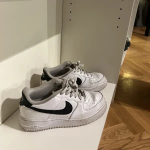 Airforce 1 - Vita airforce 1 skor som är använda en hel sommar, storlek 38,5. Köpa från Zalando dam 