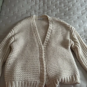 Kofta från nakd - En mysig virkad kofta från nakd. I storlek xs. Färgen är krämvit. Aldrig använd.