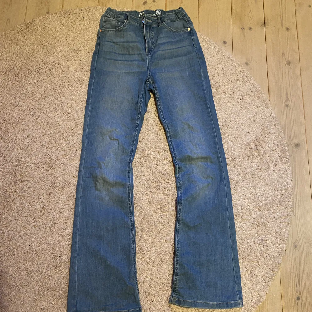 Jag säljer dessa blåa bootcut jeans från Kappahl barnavdelning i strlk 170. Hög midja men stretchiga så går att justera. Tycker om dom jättemycket, och dom har otroligt skönt material men säljer pga att de är för stora för mig. . Jeans & Byxor.