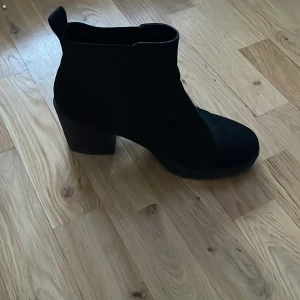 Skor m klack - Skor m klack, med typ mocka Helt nya aldrig använda. 