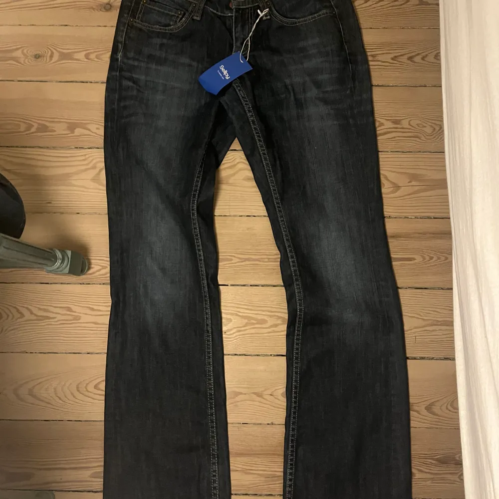 Säljer dessa skit snygga jeans från Mustang köpta på sellpy. Säljer pga fel strlk. De är low waisted och i fint skick. . Jeans & Byxor.