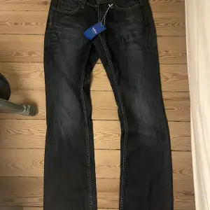 Säljer dessa skit snygga jeans från Mustang köpta på sellpy. Säljer pga fel strlk. De är low waisted och i fint skick. 