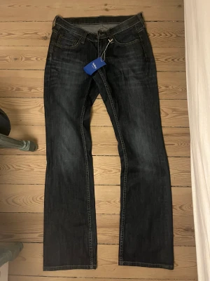 Jeans - Säljer dessa skit snygga jeans från Mustang köpta på sellpy. Säljer pga fel strlk. De är low waisted och i fint skick. 