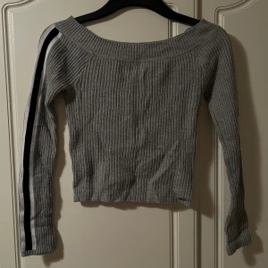 Långärmad topp från hollister  - Ribbstickad långärmad topp från hollister strl S