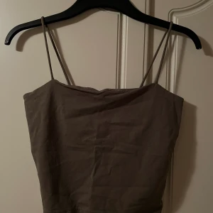 Topp från Gina Tricot strl M - Topp från Gina Tricot 