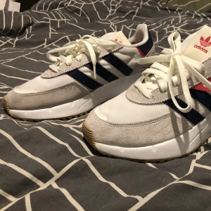 Adidas Originals Retropy F2 - Hej, nu säljer jag mina Adidas skor som jag köpte för 1 månad sen och jag har bara använt dom 2-3 gånger. Orginal priset på dom här är 1099kr men jag köpte dom på rea för 750kr. Det är storlek 40.