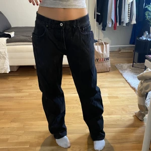Svarta jeans - skitcoola svarta jeans!! Lågmidjade o en baggy passform. Sitter bra i längden på mig som är ca 170cm!! Hör av er vid frågor eller för fler bilder💞💞