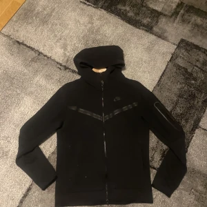 Nike tech fleece hoodie  - Svart Nike tech fleece bra skick inget fel på den storlek s 
