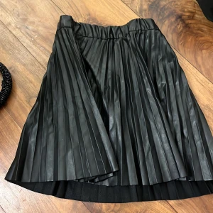 Skinnkjol  - Kjol i storlek 34 80kr. Använd endast en gång. Säljaren står för frakten och postens ansvar.