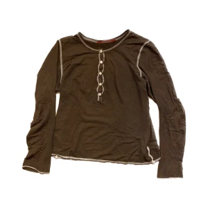 Långärmad tröja - Söt långärmad tröja med vita sömmar! Det står ingen storlek men passar både S och M. Köparen står för frakt !