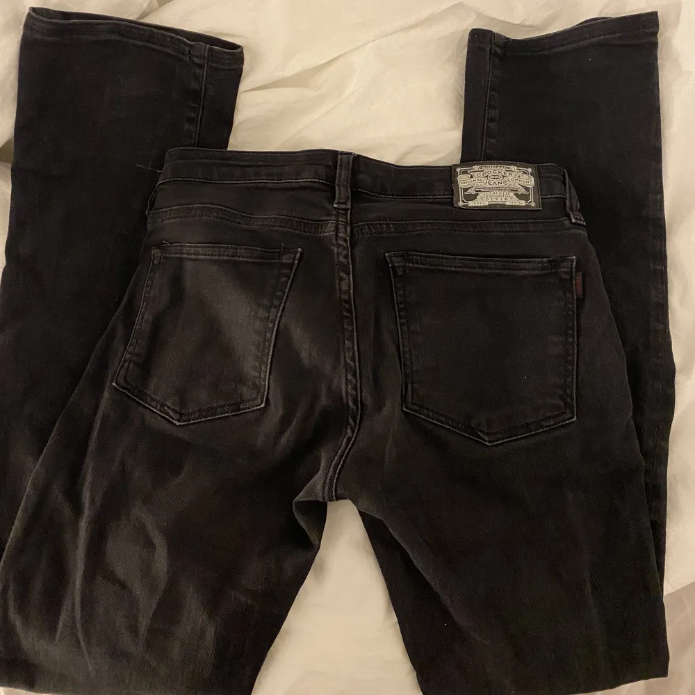 Lågmidjade boot jeans från crocker, storlek 27/32. De är tyvärr för små för mig, jättefina och fint skick🤍. Jeans & Byxor.