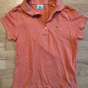 Lacoste pike  - Fin Pike i bra skick. Storlek 38 men den är liten i storleken så jag skulle säga 36. 