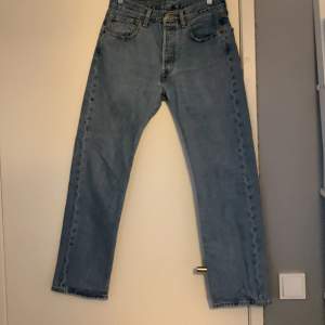 Säljer mina Levis jeans pga att jag inte använder dem längre . Finns i Stockholm. Pris kan diskuteras 