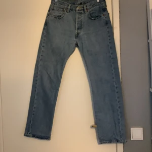 Levis 501 W31 L30 - Säljer mina Levis jeans pga att jag inte använder dem längre . Finns i Stockholm. Pris kan diskuteras 