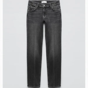 Zara jeans - Hej, säljer Zara’s ”low rise straight jeans” i storlek 38, jag är 172cm ish och dom sitter bra i längden. Använt dessa byxor typ 2 gånger därför säljer jag