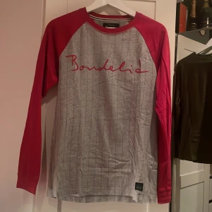 Bondelid tröja!  - Jätte fin tröja den Bondelid dock tyvärr inte min stil längre den är o nyskick och väldigt snygg passform! 