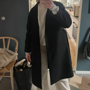 Svart kappa - Helt vanlig perfekt svart kappa från Veto Moda storlek S. Inget fel på den alls har bara för många jackor ☺️Nypris: 600kr