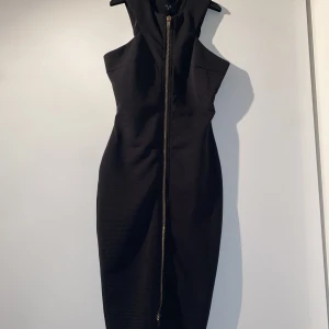 Svart klänning - Svart simpel klänning med guld dragkedja. Mycket bra skick. Använd ett par gånger.