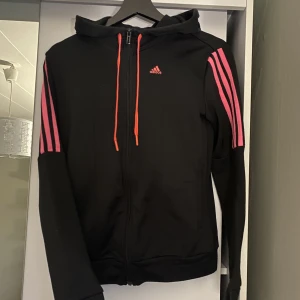 Adidas träningströja  - En snygg träningströja från Adidas! Perfekt att använda som en träningströja 🏋️‍♀️  • Storlek S (36/38). 🌺 • Bra skick! Använd endast fåtal gånger  • Pris: 200kr + frakt 📦 
