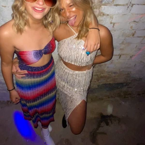 Glittrigt set - Glittrigt/paljett set från Gina, perfekt för tema fester eller större fester. Säljs för 300kr tillsammans exkl. frakt 🫶🏼