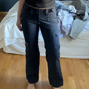 Low waist Norrøna skidbyxor  - Säljer dessa Low waist Norrøna skidbyxor då de ej använts + är för små för mig. Storleken är S & jag är 165cm & bär S-M för referens. Om du har övriga frågor eller vill ha fler bilder är det bara att hmu! Betalning med swish och köparen står för frakt. 
