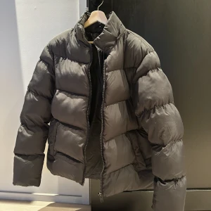 Pufferjacka - Asos puffer jacka, nästan aldrig använd. Nypris 1000kr
